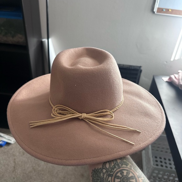Altar'd State Accessories - Like New Elegant Tan Wide-Brim Cowgirl Hat